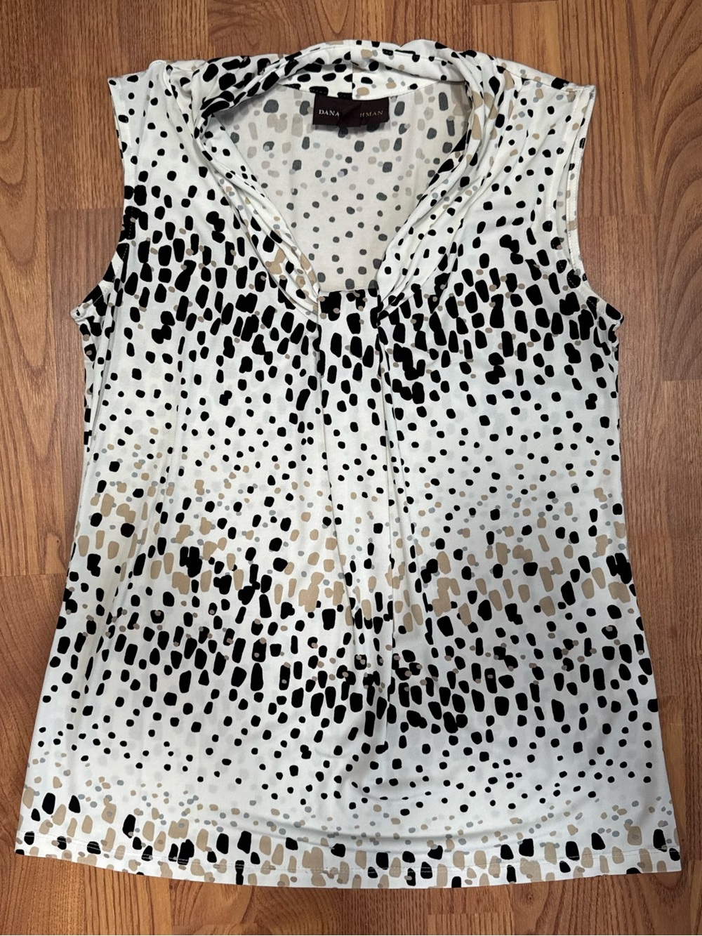 ❤️ Dana Buchman White Black and Tan Printed Sleeveless V-Neck Top